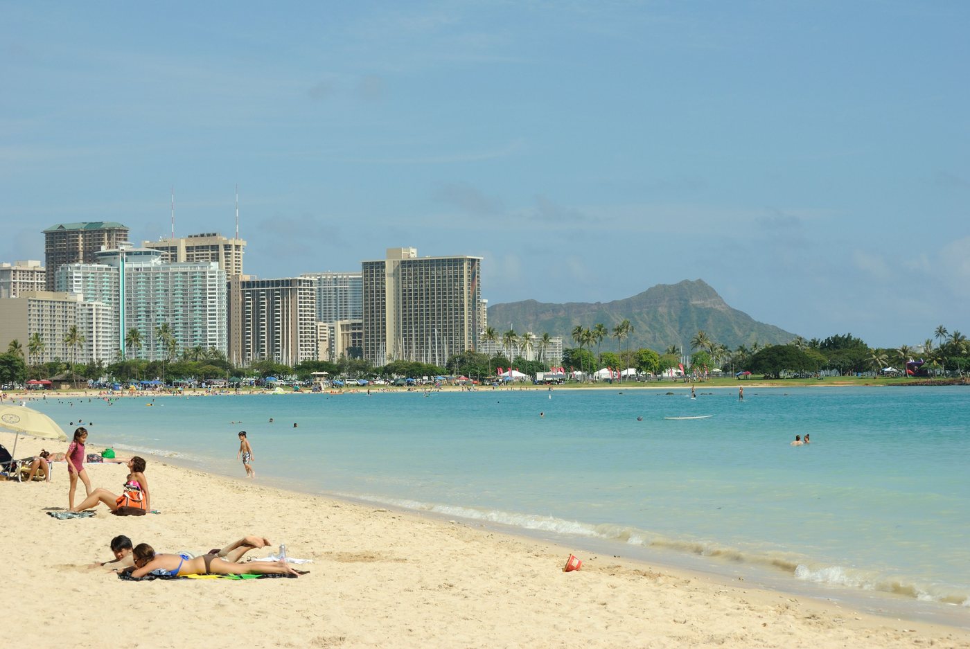 Ala Moana Beach Park with Honolulu skyline and Lēʻahi