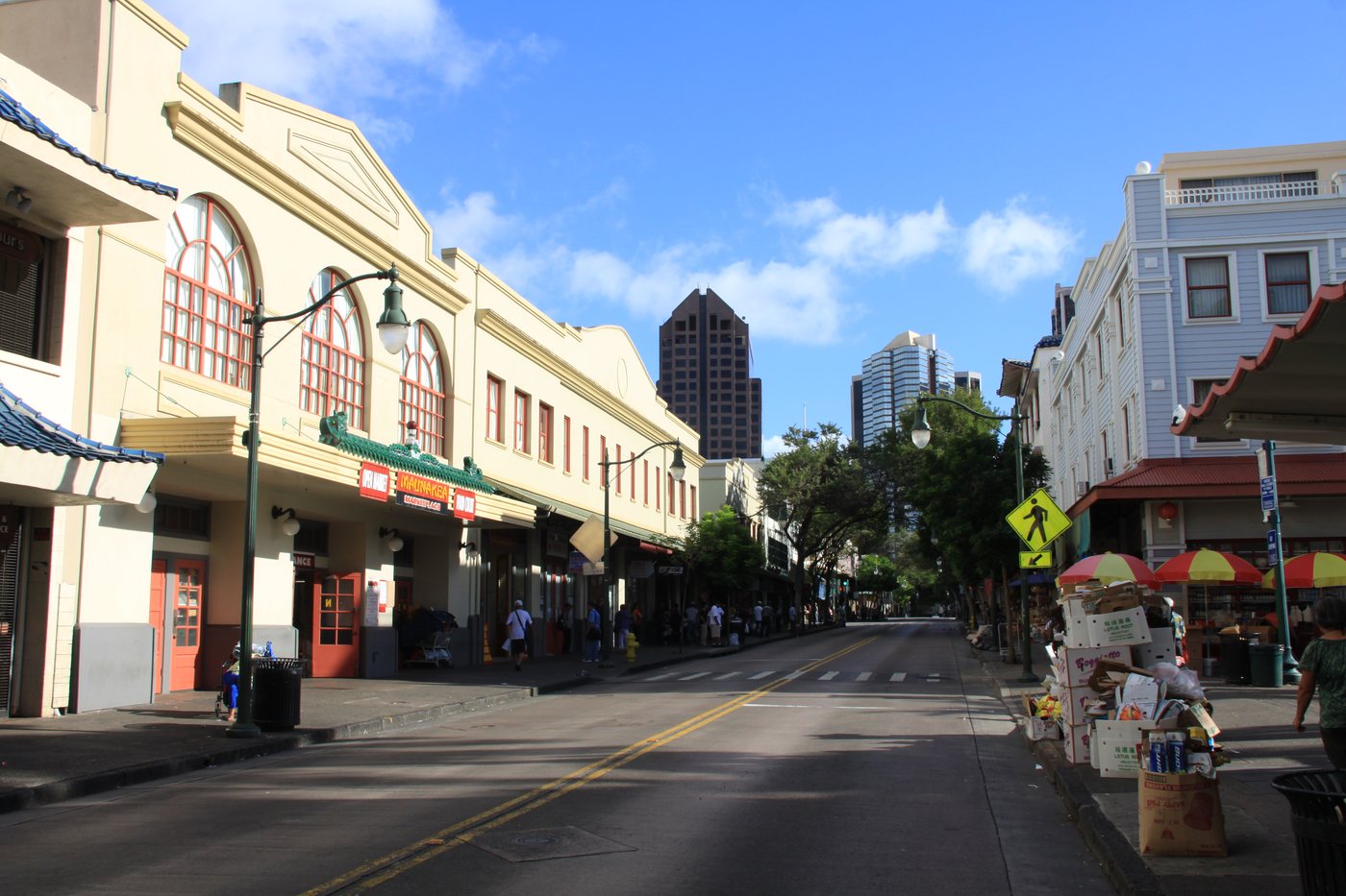 Street scene in Honolulu Chinatown