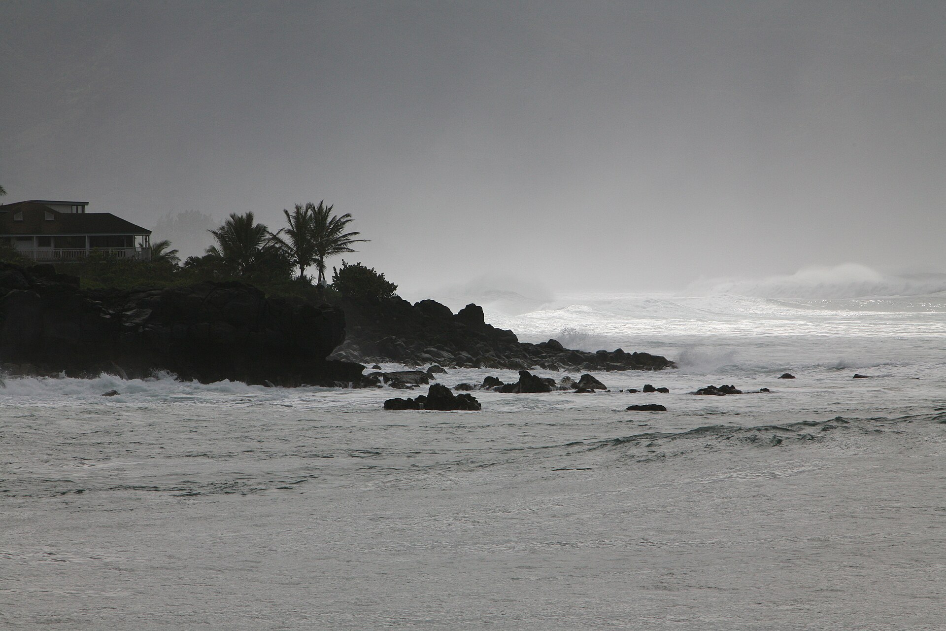 Turquoise water and green headland at Waimea Bay